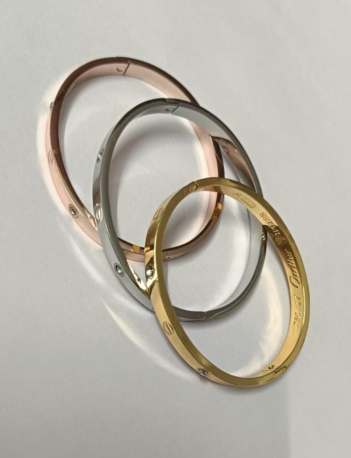 Lovely Rose Gold Bracelet , Single-Screw Closure, Classic Model with 4 Diamonds.