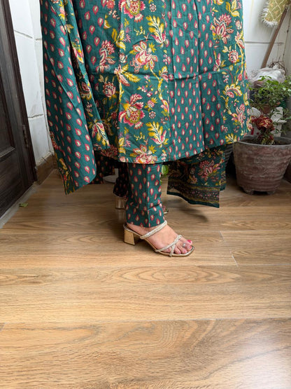 Ruaati Women Mul Cotton Elegant Green Floral Printed Kurta Pant Set with Dupatta
