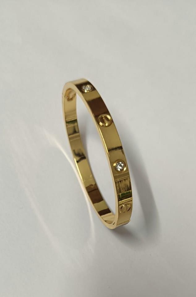 Lovely Yellow Gold Bracelet , Single-Screw Closure, Classic Model with 4 Diamonds.