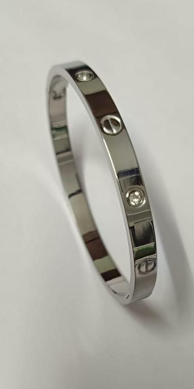 Lovely White Gold Bracelet , Single-Screw Closure, Classic Model with 4 Diamonds.