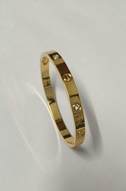 Lovely Yellow Gold Bracelet , Single-Screw Closure, Classic Model with 4 Diamonds.