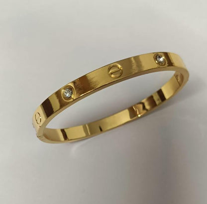 Lovely Yellow Gold Bracelet , Single-Screw Closure, Classic Model with 4 Diamonds.