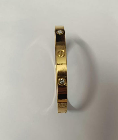 Lovely Yellow Gold Bracelet , Single-Screw Closure, Classic Model with 4 Diamonds.